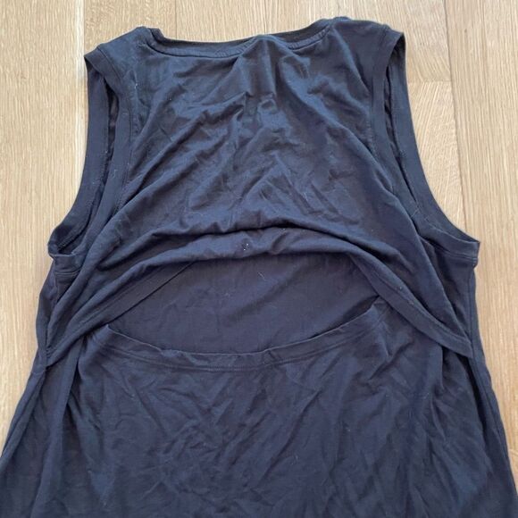 Black active shirt with open back - Picture 5 of 5